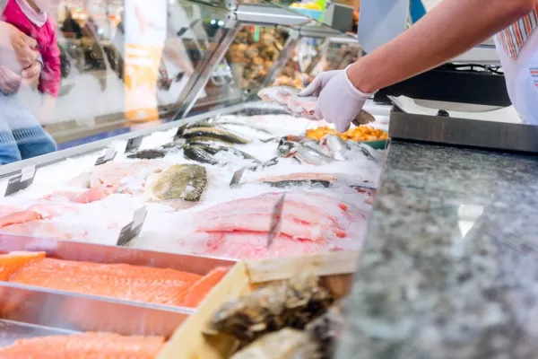 Рыбная продукция из свежих уловов продолжает бесперебойно поступать с Дальнего Востока в другие регионы страны