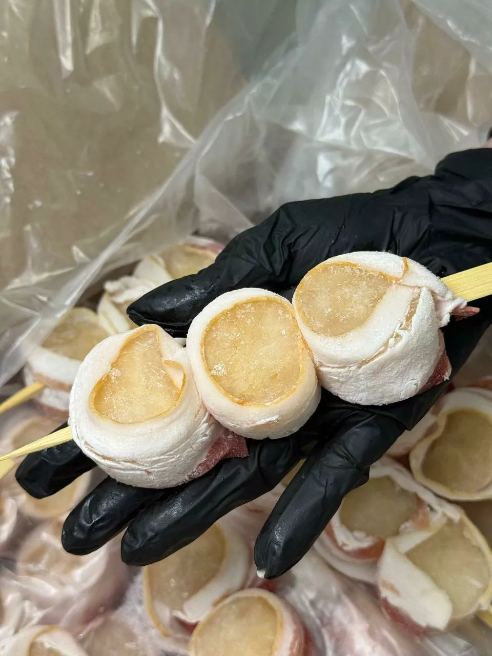 фотография продукта Медальоны гребешка в беконе на шпажке