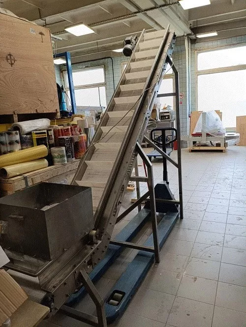 фотография продукта Загрузочный конвейер с модульной лентой 