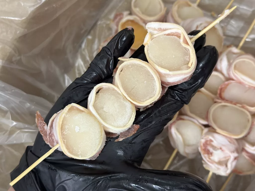 фотография продукта Гребешок в беконе на шпажке 1/4 кг